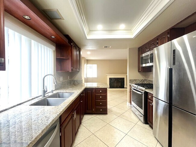 Building Photo - 3 bed, 2.5 bath located in Corona, CA!