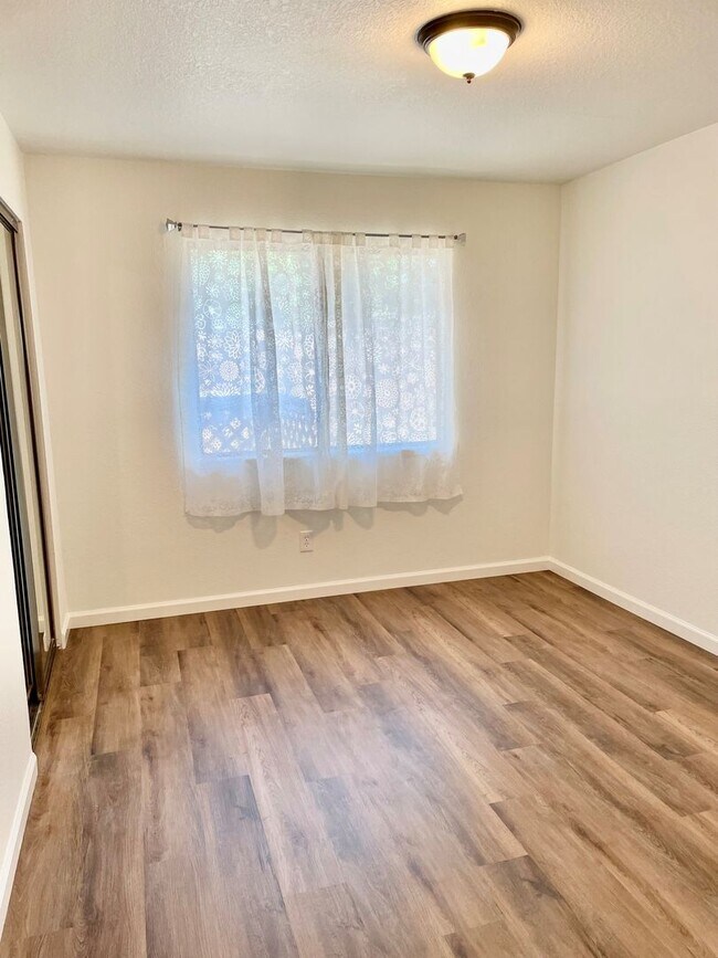 Building Photo - Gorgeous!