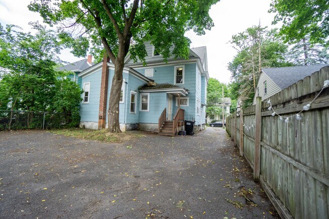 Building Photo - Spacious 5 Bed/2 Bath Single Family Home W...