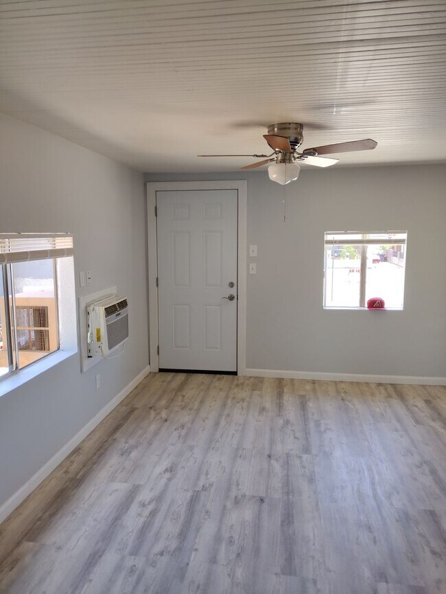 Building Photo - Newly Remodeled 1 Bedroom