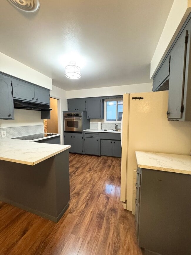 Building Photo - Westside - Close to Shopping