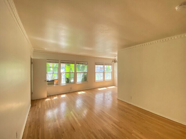 Building Photo - 1 Bed + 1 Bath Second Floor Unit!