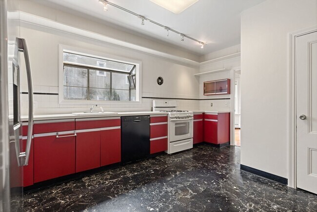 Building Photo - 247-249 Park St