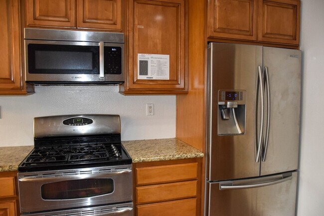 Building Photo - 3 Bedroom 2.5 Bath Hampton Court Condo Nea...