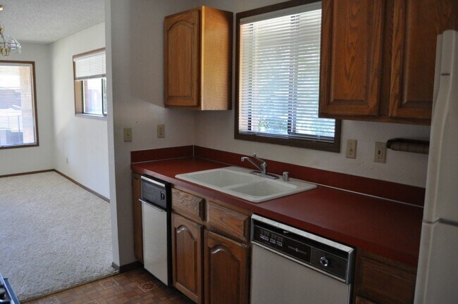 Building Photo - 1 Bed 2 Bath View Point Community TOP Floo...