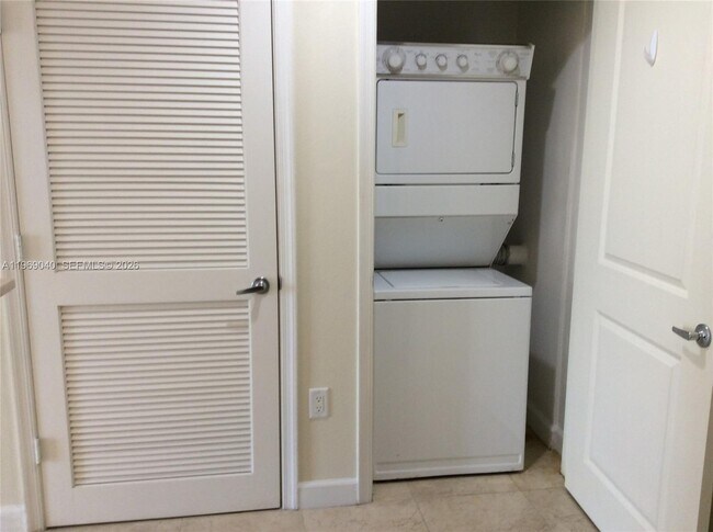 Building Photo - 10 Aragon Ave