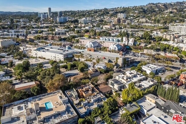 Building Photo - 900 N W Knoll Dr