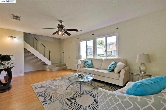 Building Photo - $2,890 / 3 BR - GORGEOUS TOWN HOME IN NORTHGATE AREA OF FREMONT!