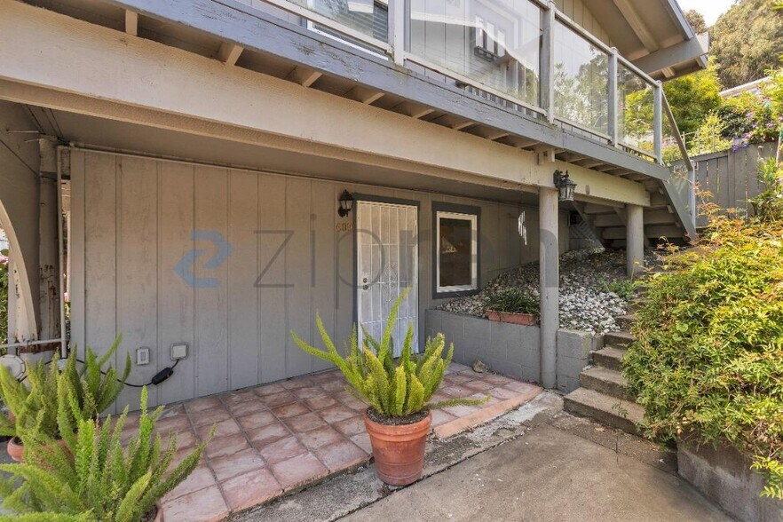 Building Photo - Unit 2