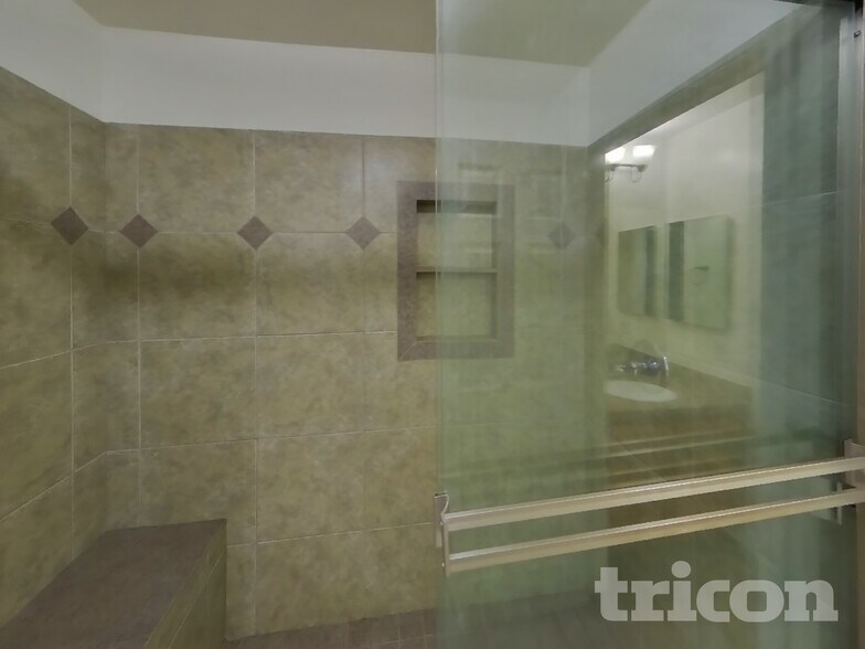 Building Photo - 11229 W Devonshire Ave