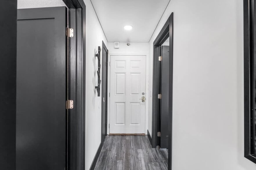 Building Photo - 8743 Thomas Dr