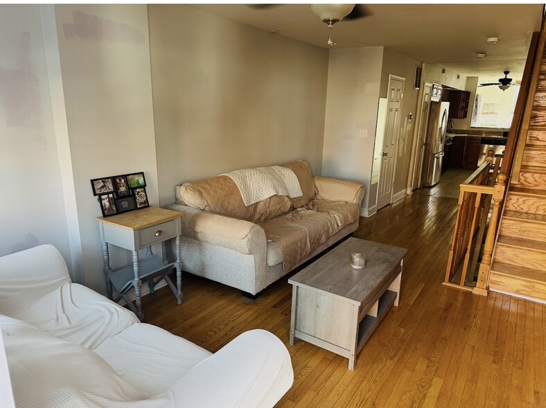 Living Room - 829 S Linwood Ave