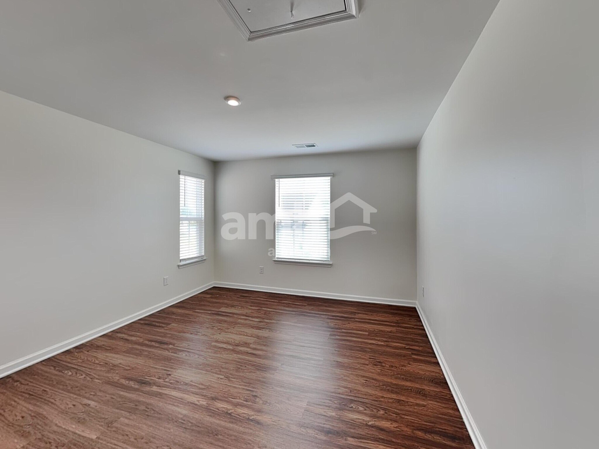 Building Photo - 553 Larragan Dr