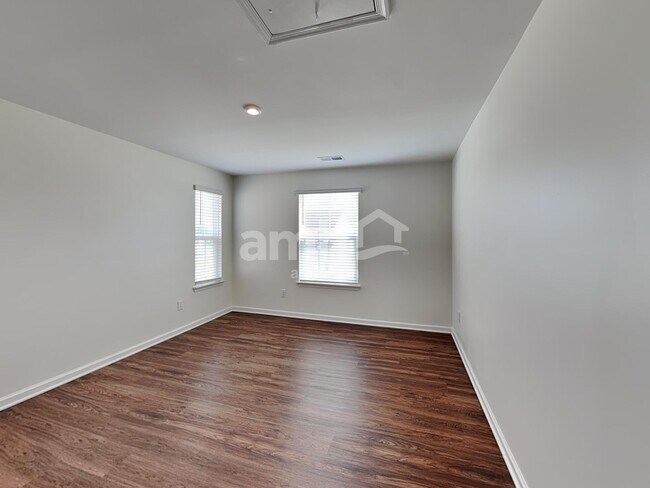 Building Photo - 553 Larragan Dr