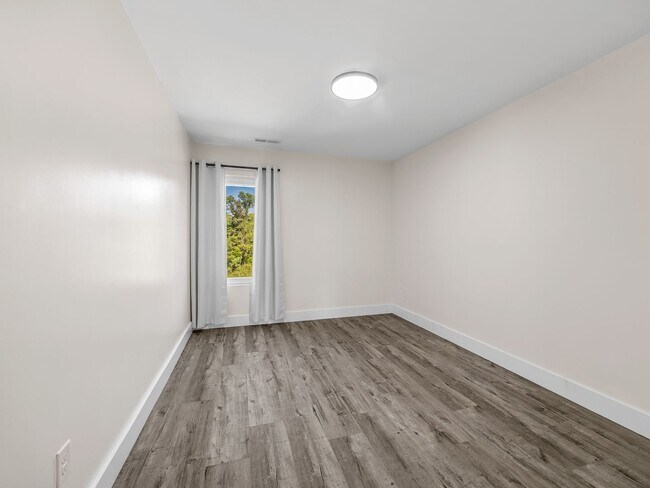 Building Photo - Charming 3 Bedroom Home in Spartanburg – Modern Upgrades & Stylish Finishes