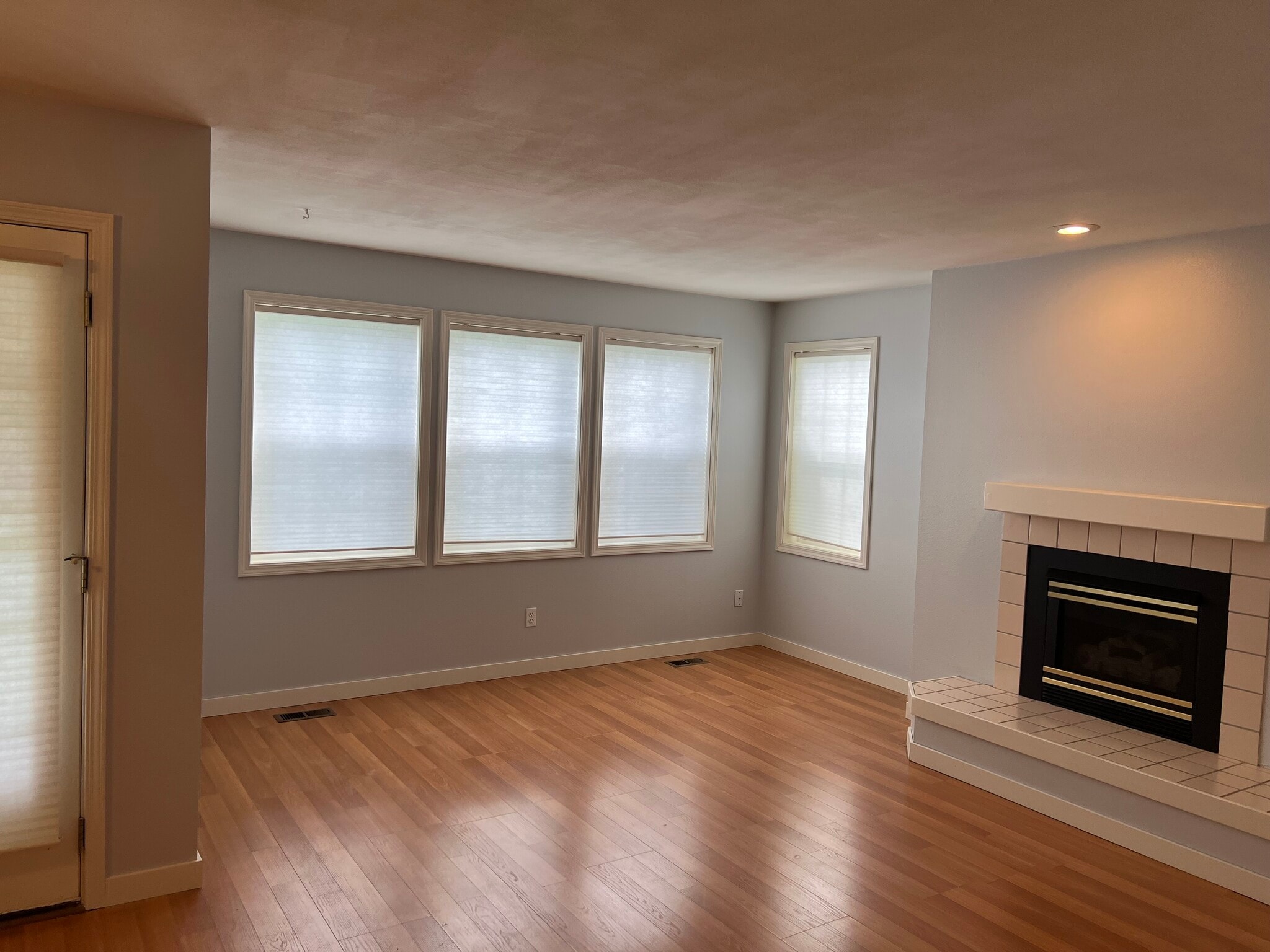 Building Photo - 8207 N Ridgewood Dr