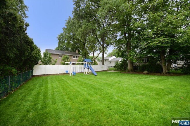 Building Photo - 40-10 Terhune Pl