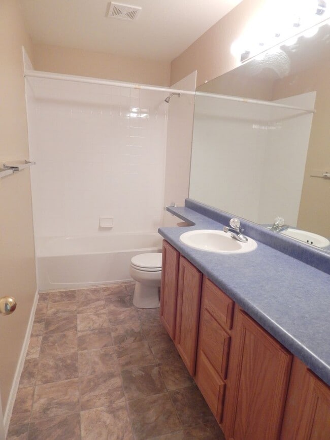 Building Photo - 203 Cleopatra St