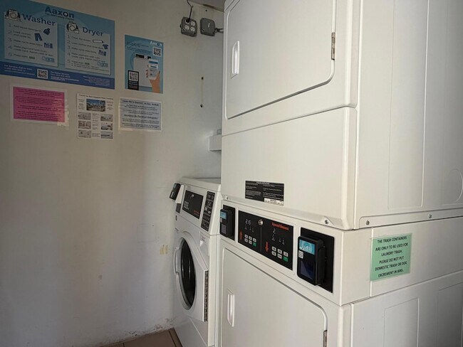 Building Photo - 2230 NE 56th Pl