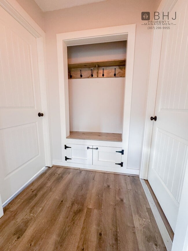 Building Photo - DOG FRIENDLY, 3 BED/ 1.5 BATH SINGLE FAMIL...