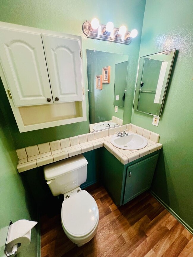 Building Photo - Inviting Gated Community Townhome—Jess Ran...