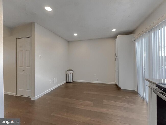 Building Photo - 11859 Oak Manor Dr