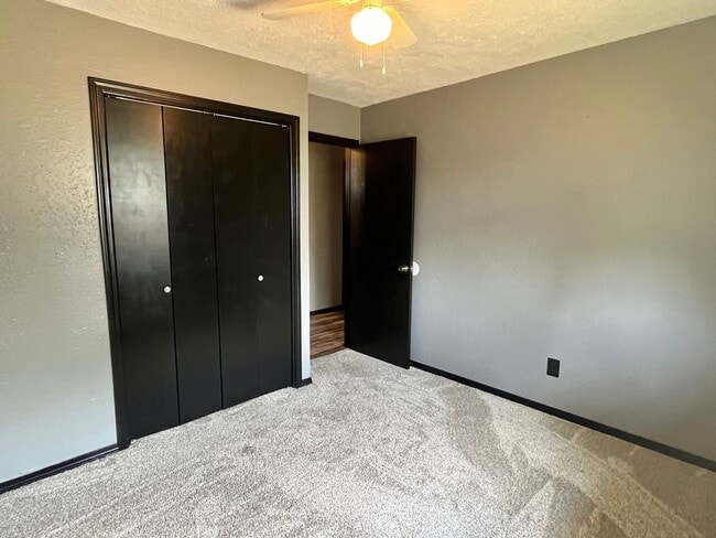 Building Photo - Charming 3 Bed 2 Bath!!