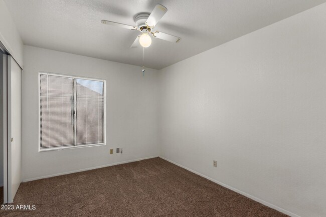 Building Photo - 7331 W Paradise Dr