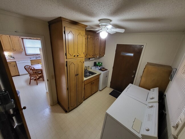 Building Photo - 2500 Neal Metcalf Rd