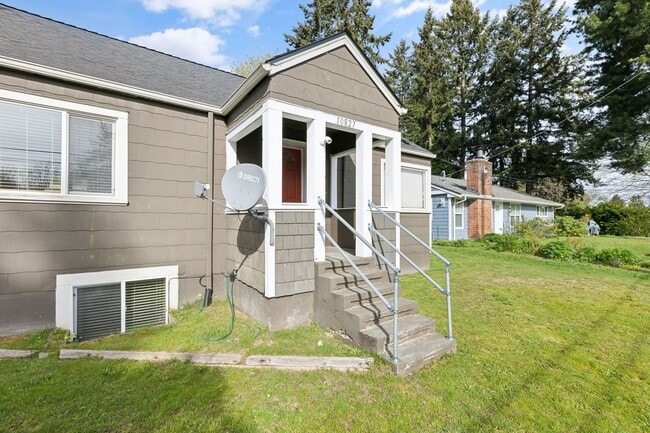 Building Photo - 10827 10th Ave SW
