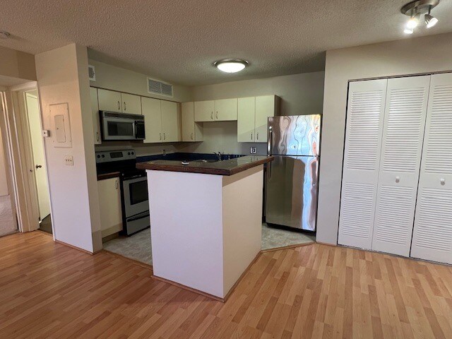 Building Photo - 465 Forestway Cir