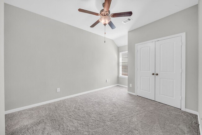 Building Photo - 18739 Laurel Hills Dr