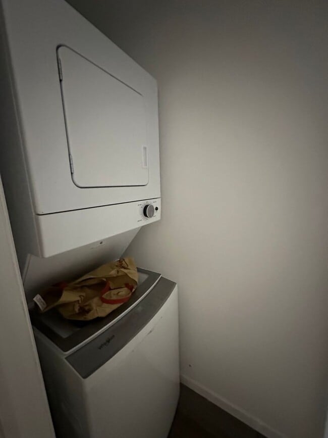 Building Photo - 1007 Lake Ave