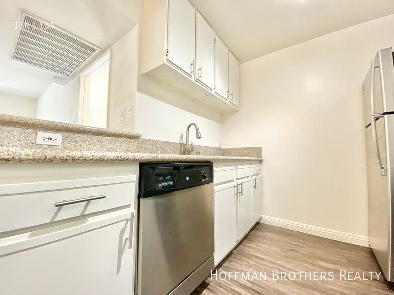 Building Photo - 1725 Grismer Ave