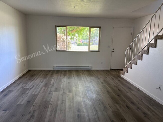 Building Photo - Spacious 2 bedroom, 1.5 bath condo in Ever...
