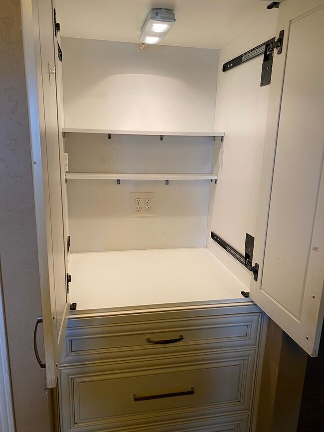 Building Photo - Country living and space!