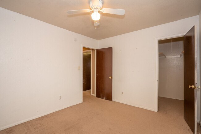 Building Photo - Gorgeous 3 Bed / 2 Bath! Coming soon!