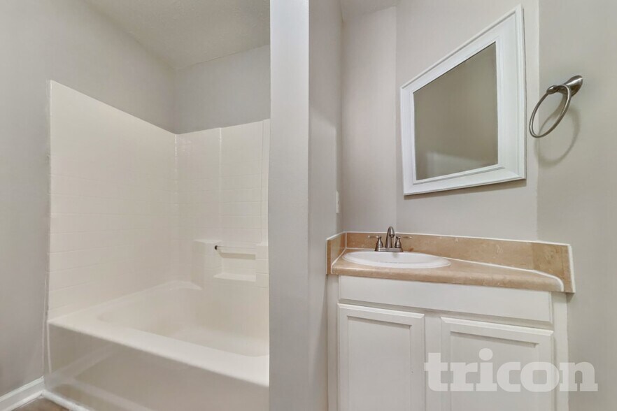 Building Photo - 800 Chaney Woods Dr