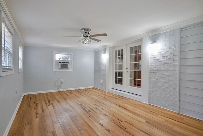 Building Photo - ?969 Oak Grove Road West Homewood!