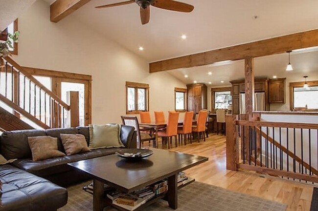 Building Photo - Available Now! Boulder's best kept secret....