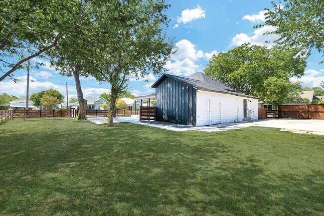 Building Photo - 2425 Monterey St