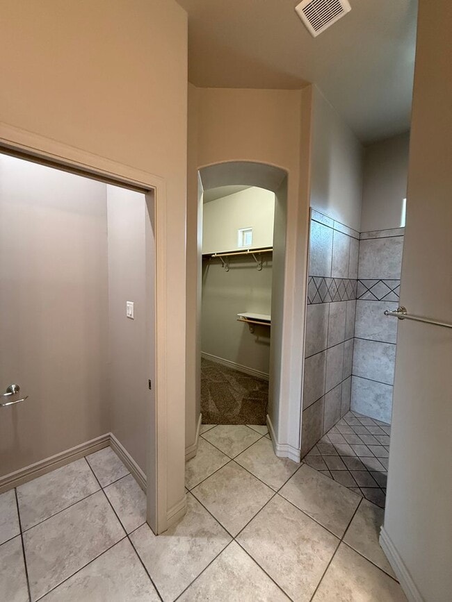 Building Photo - 4 Bedroom in Villa Chaparral!