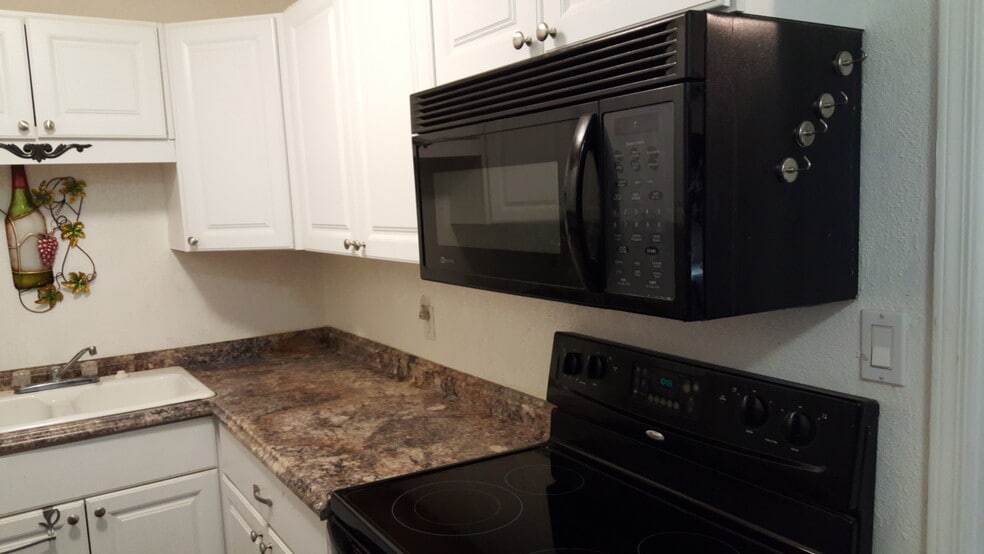 Kitchen - 319 E Bailey St