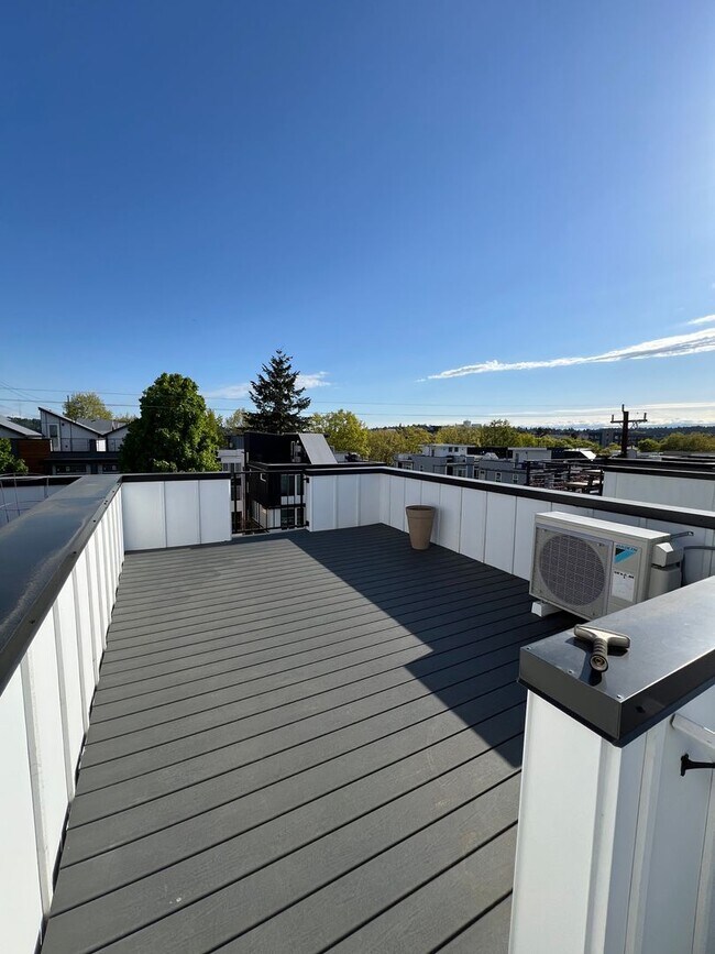 Building Photo - Beautiful Blackwood Home Ballard!