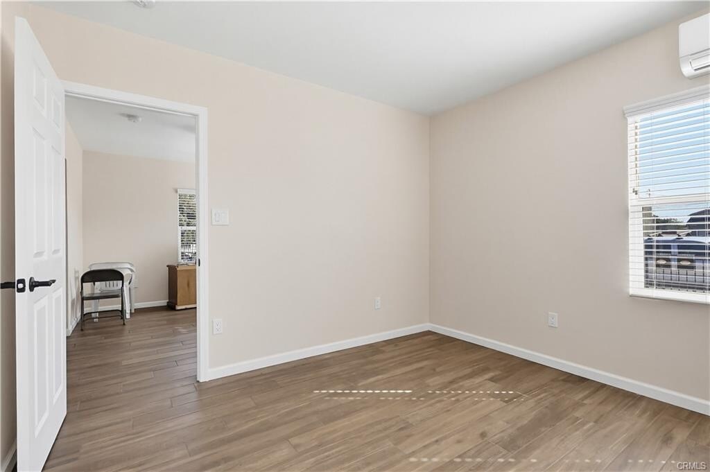 Building Photo - 1033 E 57th St