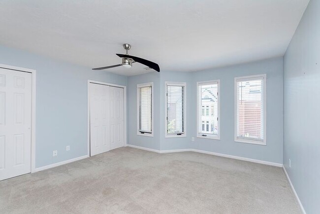 Building Photo - Spacious Updated 2 Bedroom Townhome in Bea...