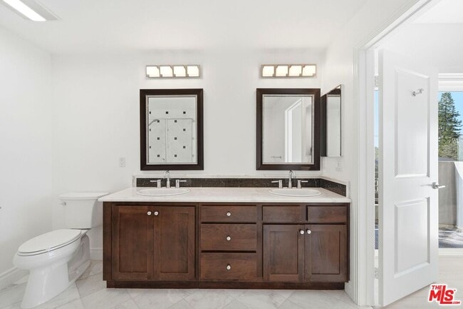 Building Photo - 4424 Whitsett Ave