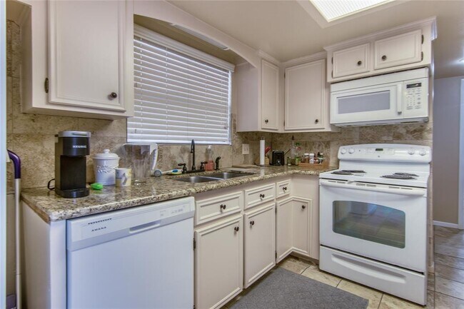 Building Photo - 9344 Briar Forest Dr