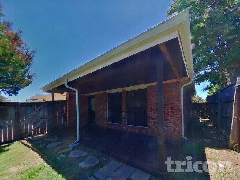 Building Photo - 834 San Jacinto Dr