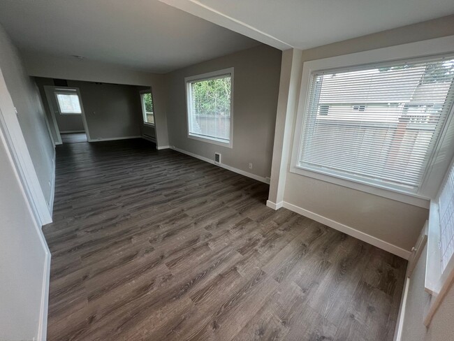 Building Photo - Beautiful Updated 2 Bedroom Rambler in Tac...